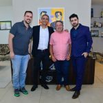 Quadro com foto de Mendanha e Maguito é retirado do gabinete de Vilmar