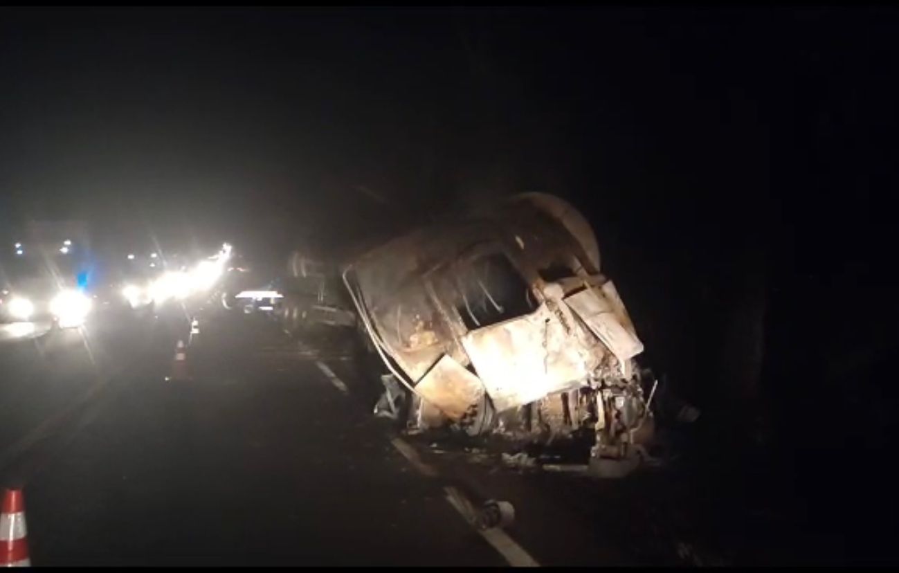 Acidente com caminhão incendiado fez com que a pista ficasse fechada até às 19h | Foto: Reprodução