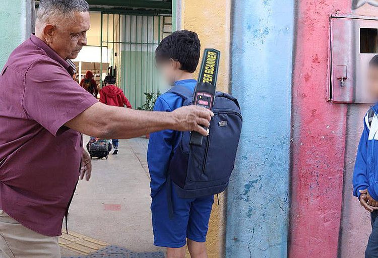 Projeto determina implantação de detectores de metais em escolas de AP. Especialista diz que medida é ‘limitada’