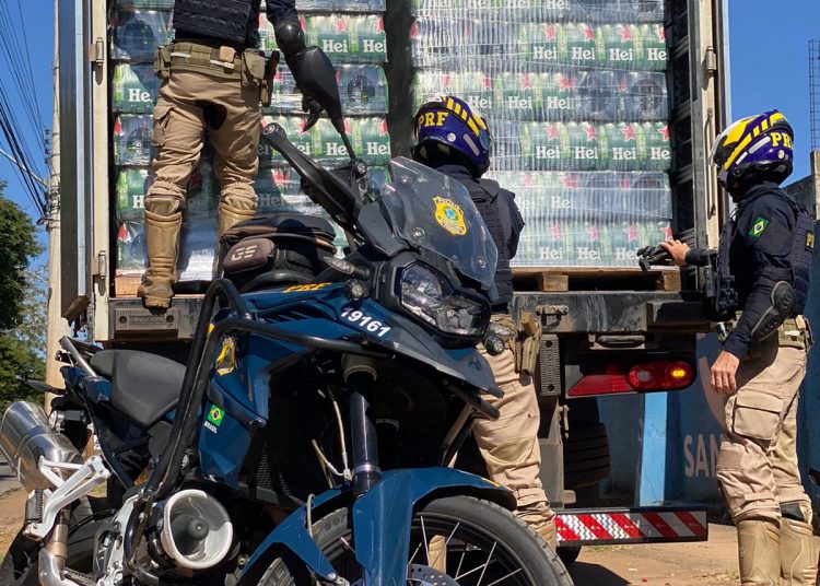 Carga carregava mais de 70 mil garrafas | Foto: PRF