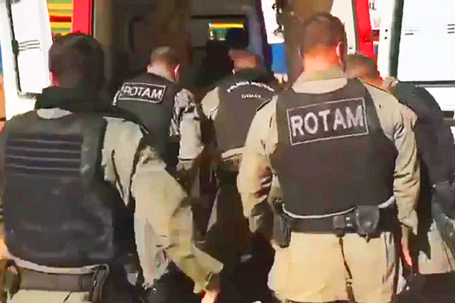 Momento em que policiais retiram corpo de Lázaro da viatura | Foto: Reprodução