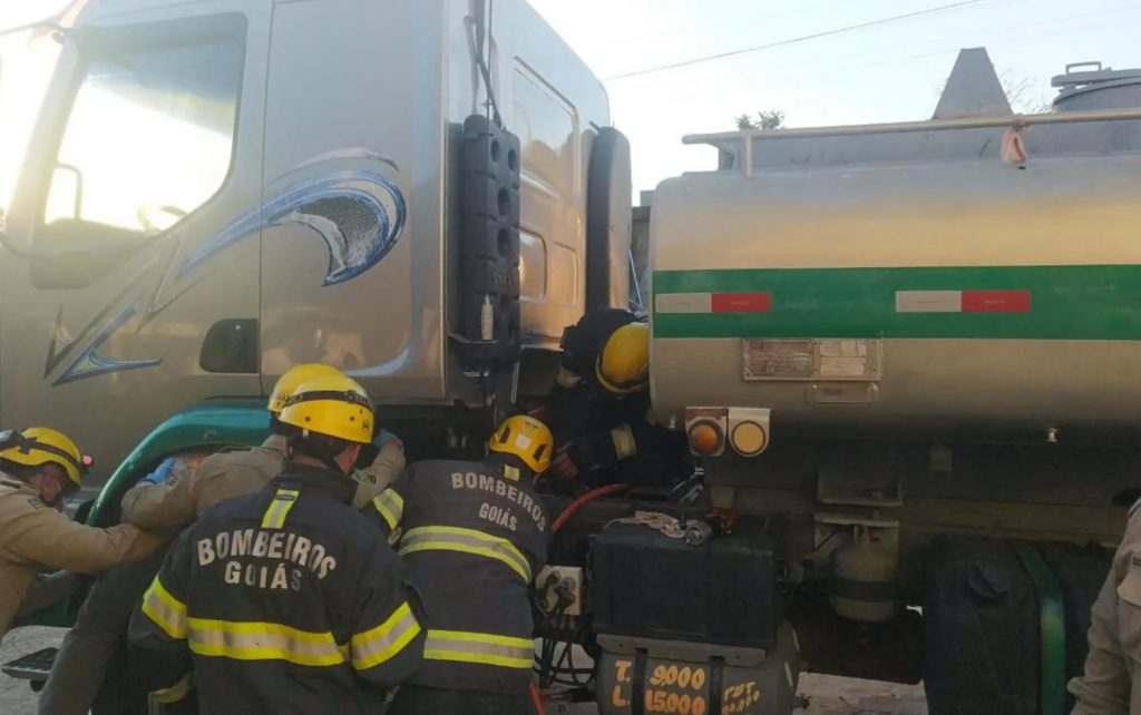 Vítima ficou presa entre as ferragens e teve óbito constatado no local | Foto Corpo de Bombeiros