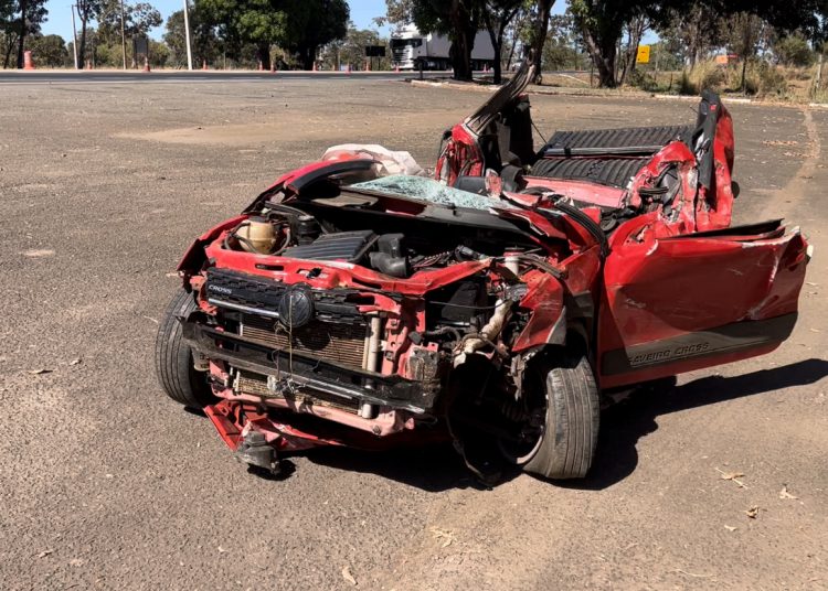 A suspeita é que o motorista tenha dormido ao volante | Foto: PRF
