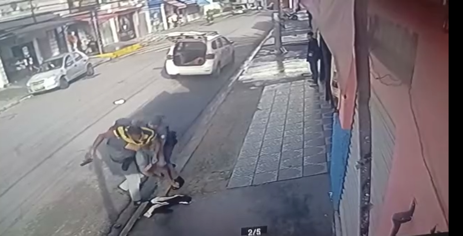 Suspeito consegue desarmar um dos PMs | Foto: Reprodução