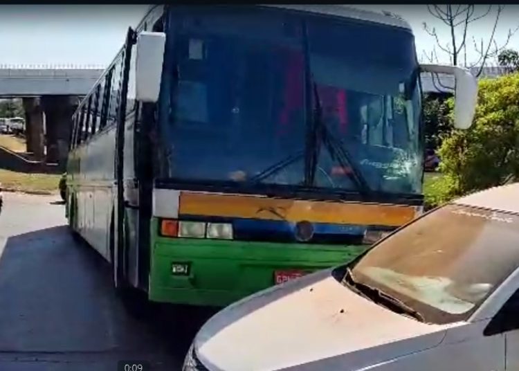 Motorista bêbado e sem habilitação para transporte de passageiros bate ônibus com 47 crianças e adolescentes