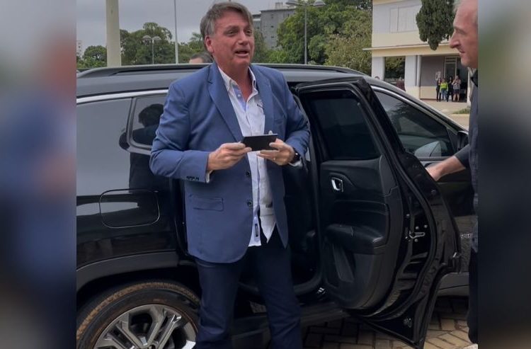 4 curiosidades sobre o veículo que Jair Bolsonaro usa