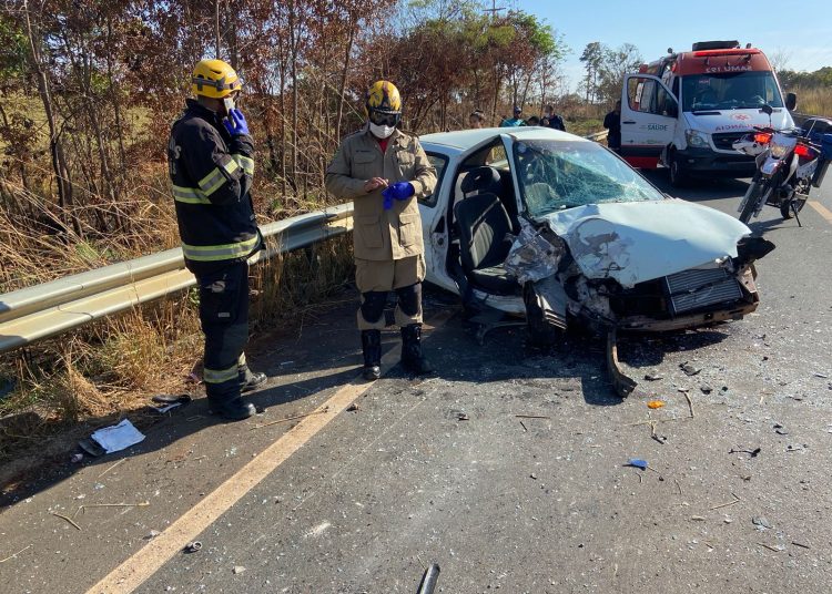 Veículo ficou seriamente danificado | Foto: Corpo de Bombeiros