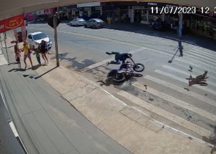 Motoqueiro e sua moto quase atingiram pedestres | Foto: Reprodução