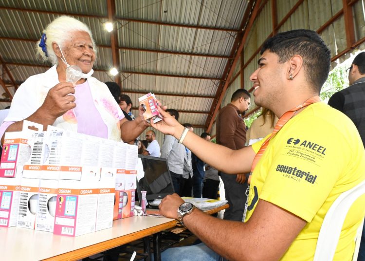 Os clientes poderão trocar até 5 lâmpadas incandescentes ou fluorescentes | Foto: Equatorial Goiás