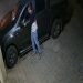 Um dos autores dos furtos foi identificado com uma sacola com vários retrovisores de um Toyota Corolla | Foto: Reprodução