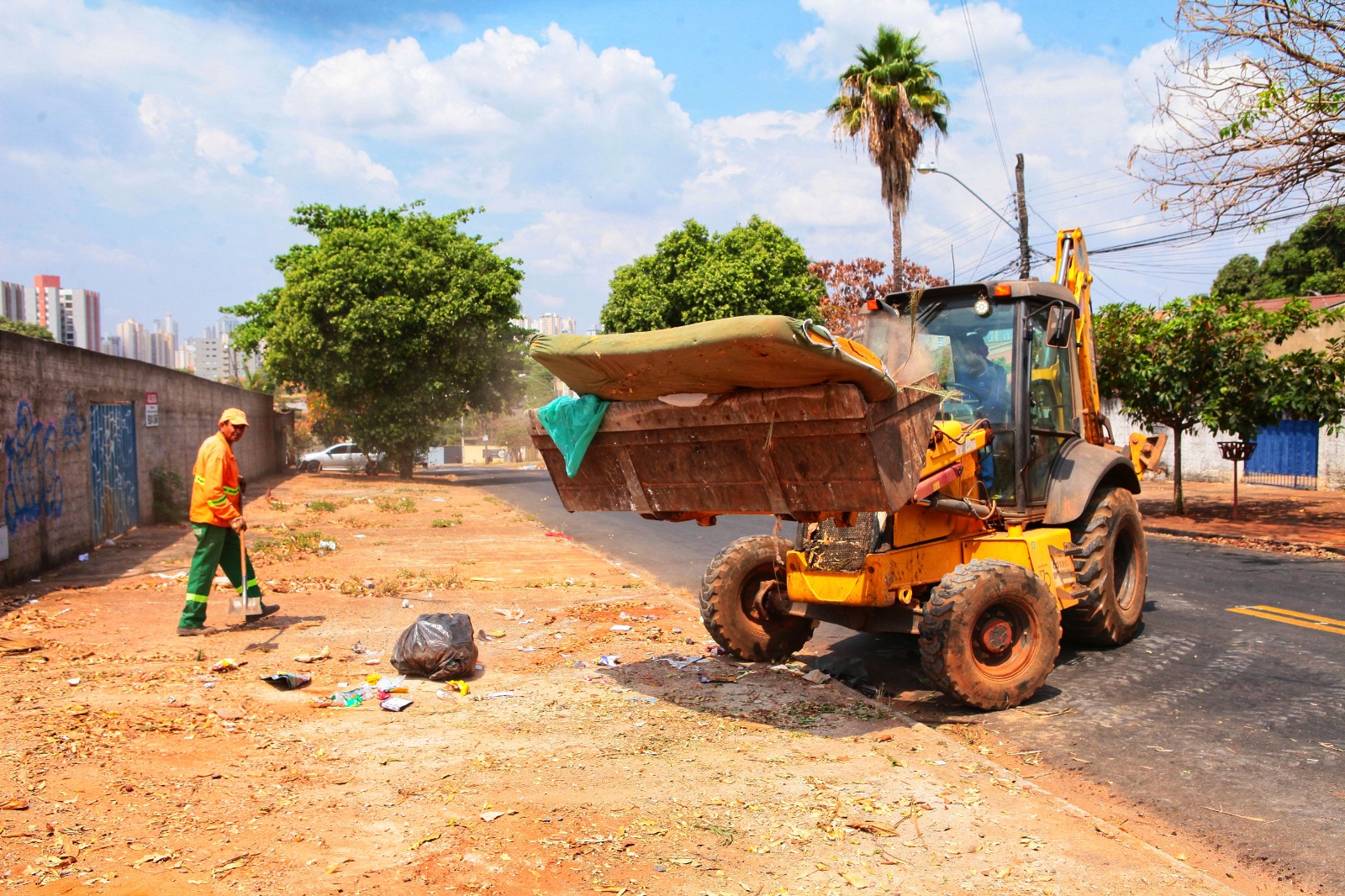 Em 45 viagens realizadas em poucas horas de trabalho, são carregadas 525 toneladas de lixo | Foto: Fernando Leite