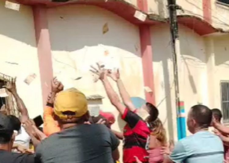 Vereador joga dinheiro (R$ 250 mil) pela janela da Câmara e acusa prefeito de suborno