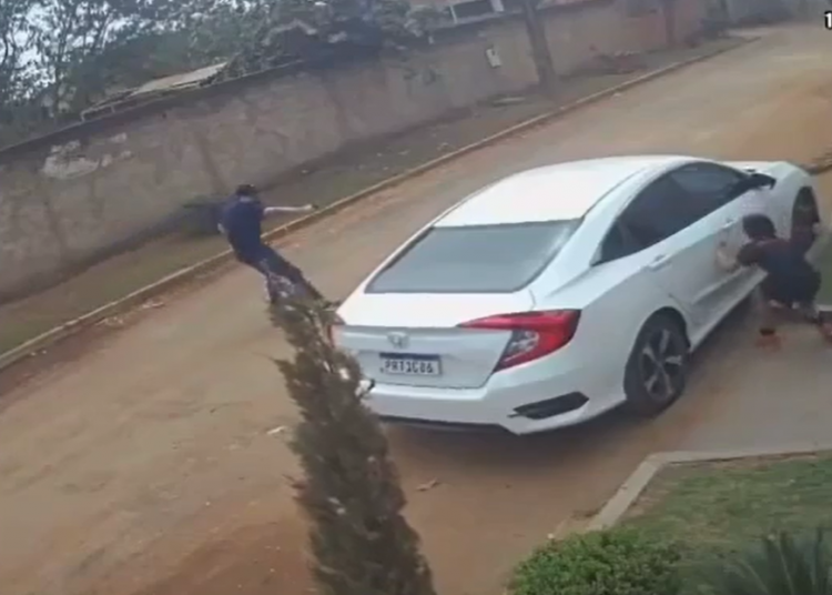 Imagens de segurança registraram momento em que advogado foi baleado e filho se esconde dos disparos | Foto: Reprodução
