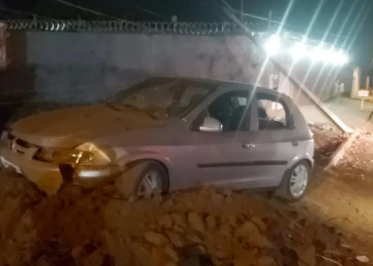 Vítima deu fuga, mas colidiu carro | Foto: Reprodução