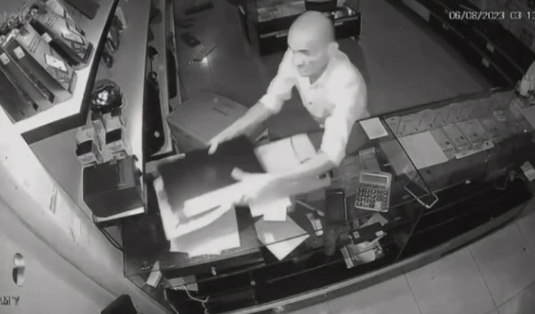 Suspeito foi encontrado com carregador e 1 fone de ouvido | Foto: Reprodução/PMGO