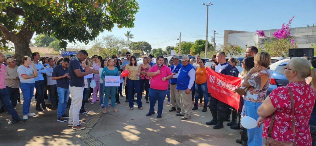 Vereador Willian Panda também participou de manifestação ao lado dos servidores da saúde | Foto: Guilherme Coelho/Folha Z