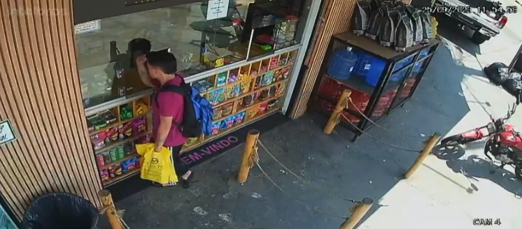 José usando cartões da vítima | Foto: Reprodução