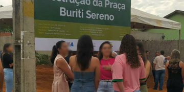 Além de estar com erro de português, placa foi instalada no lote errado | Foto: Reprodução
