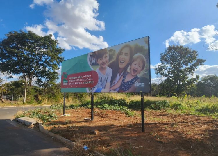 Placa anuncia construção de novo condomínio de luxo em Aparecida de Goiânia | Foto: Folha Z