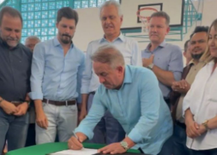 Caiado e Vilmar assinam transferência de 3 ginásios esportivos para Aparecida