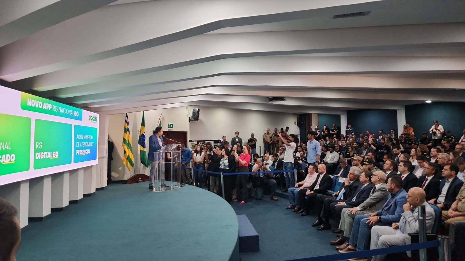 Audiência para anúncio do programa | Foto: Guilherme Coelho/Folha Z