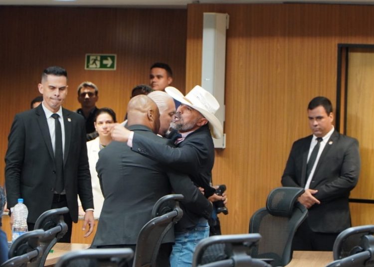Deputados discutem por conflito em Israel e sessão é encerrada mais cedo