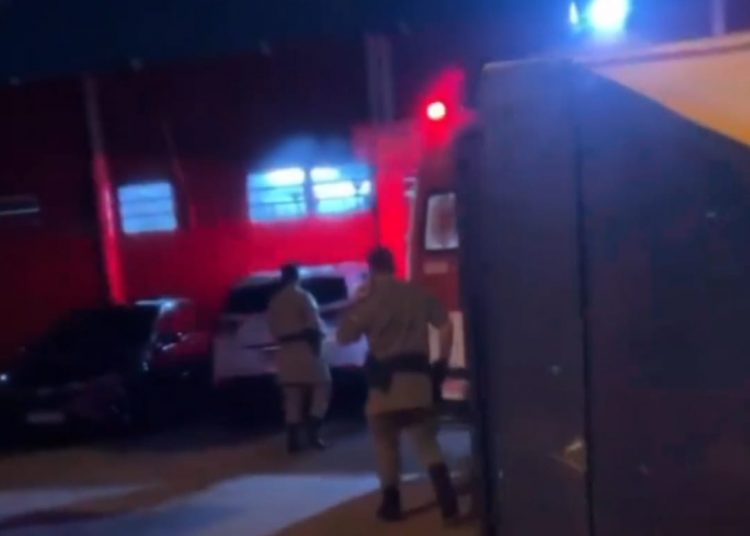 Ex-aluno fere estudante com faca em colégio de Goiânia