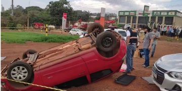 Corpo humano é atirado de carro após capotamento em Rio Verde