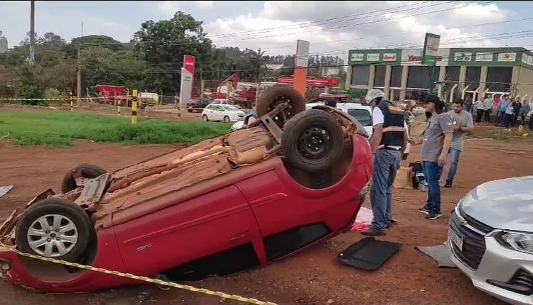 Corpo humano é atirado de carro após capotamento em Rio Verde