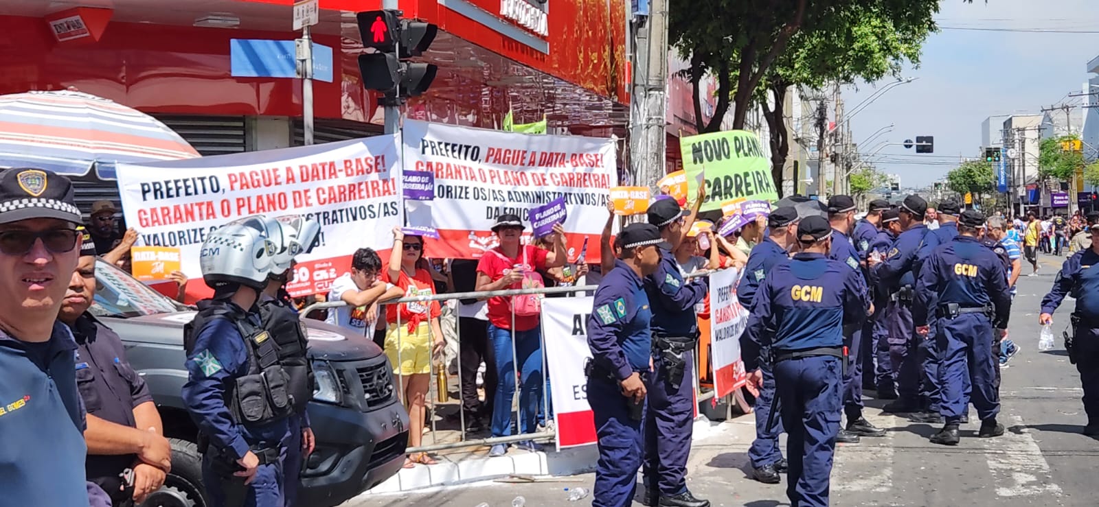 Desfile de 90 anos de Goiânia é marcado por protestos e gritos de guerra contra o prefeito Rogério