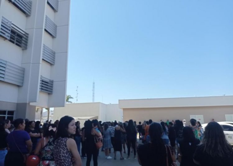 Administrativos protestaram contra atual situação em Aparecida | Foto: Arquivo Pessoal