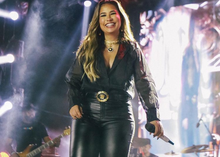 Simone Mendes Rocha Diniz, 39 anos, é uma cantora e instrumentista brasileira dedicada ao sertanejo e o forró eletrônico | Foto: Divulgação/Instagram