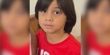 Criança de 8 anos morre em escolinha de futebol após trave cair sobre ela