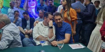 Ao pé do ouvido: Mendanha e Leandro Vilela demonstram proximidade; nome ainda é opção para AP