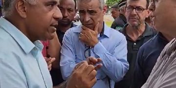 Rogério Cruz dialogou com servidora durante lançamento de obras na avenida T-9 | Foto: Folha Z
