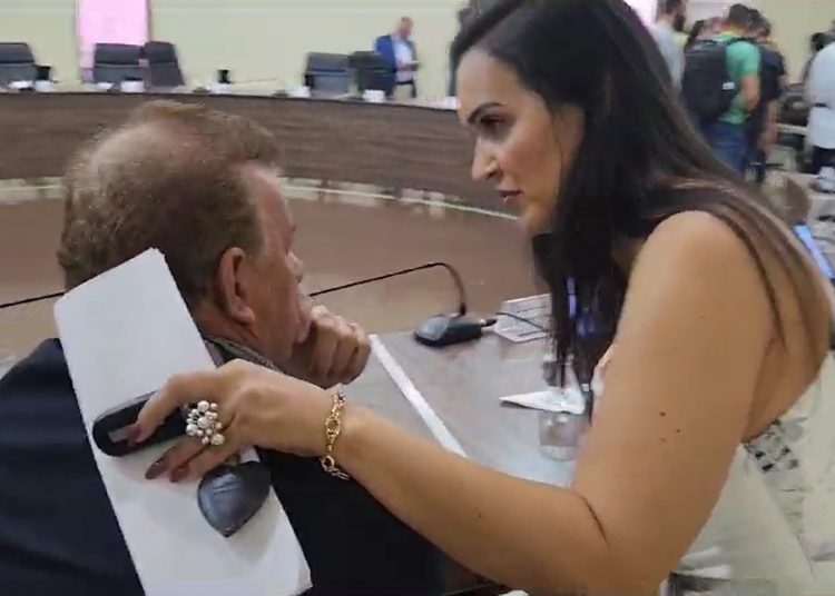 Secretária Pollyana Olivera em diálogo com o vereador Gilsão Meu Povo | Foto: Folha Z
