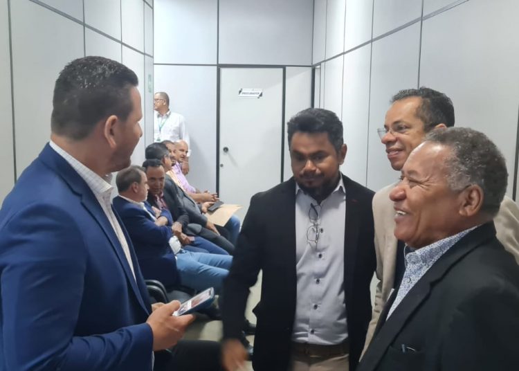 Parlamentares se encontraram após sessão nessa 5ª feira | Foto: Folha Z