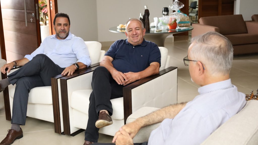 Deputado Veter Martins acompanhou visita a líder religioso | Foto: Claudivino Antunes/Secom Aparecida