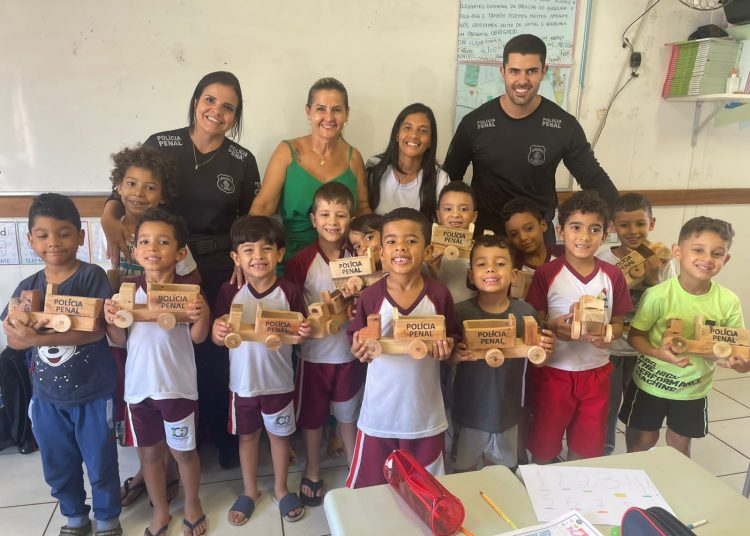 Cerca de 25 crianças foram agraciadas com os brinquedos | Foto: Divulgação/Polícia Penal do Estado de Goiás