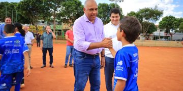 Prefeito Rogério entrega aos vereadores dois projetos de Lei que desafetam áreas públicas do município para destiná-las à FGF e ao Goiânia Esporte Clube | Foto: Jackson Rodrigues
