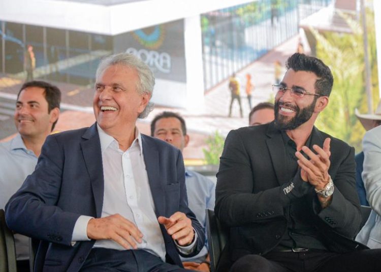 Cantor fez diversos elogios para o governador | Foto: Cristiano Borges, Hegon Corrêa e Lucas Diener