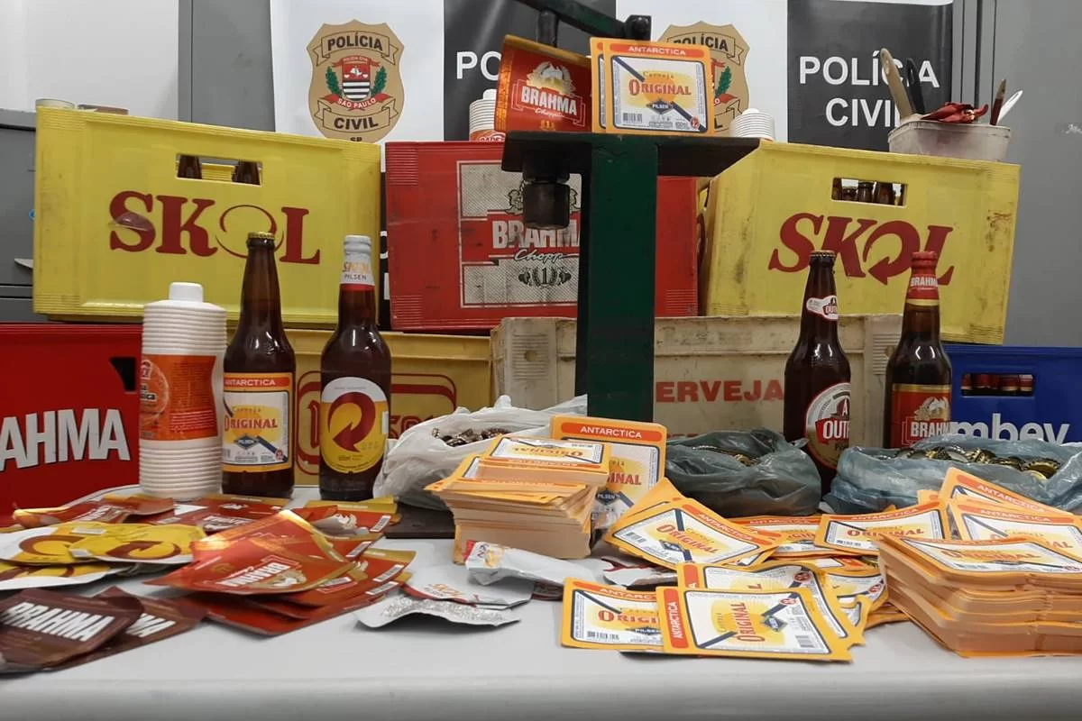 Cerveja falsificada também passa por alterações na embalagem | Foto: PCSP