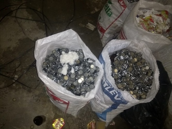 Para enganar consumidores com cerveja falsificada, fabricantes adulteram tampinhas | Foto: Divulgação