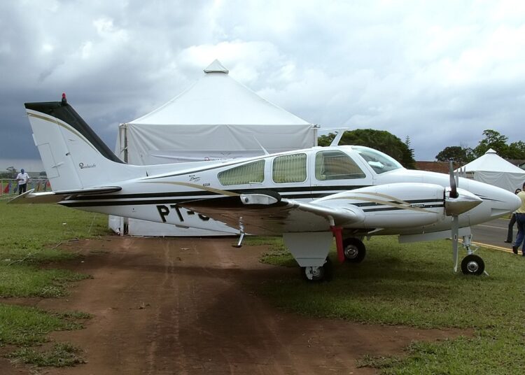 Aeronave modelo Baron 95 ficará a disposição para compromissos parlamentares | Foto: Renato Spilimbergo Carvalho/Wikimedia Commons