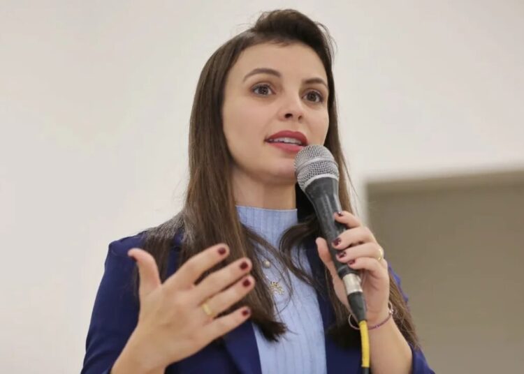 Supremo retoma julgamento que pode tirar mandato de deputada goiana; entenda