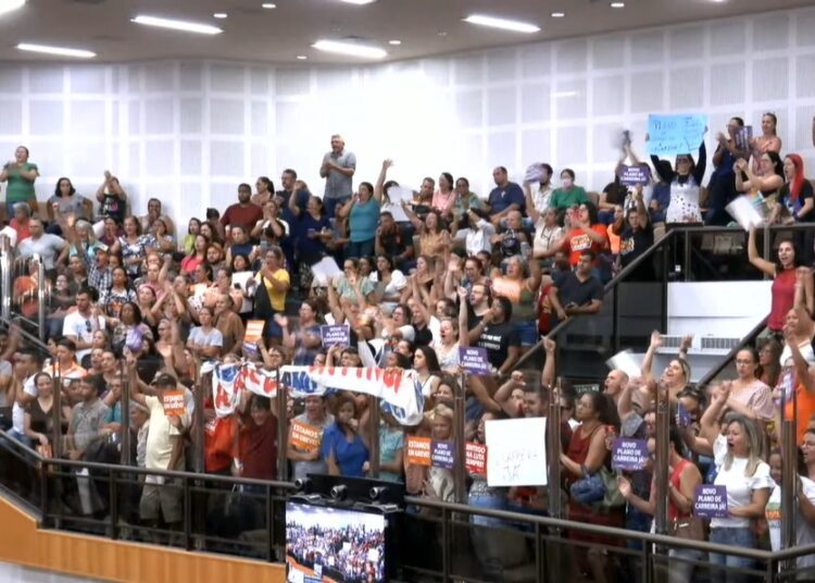 Sessão da Câmara é marcada por galeria lotada em protesto de servidores da Educação