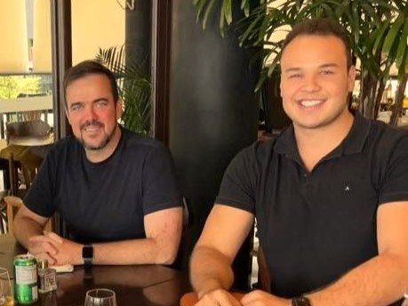 Gustavo Mendanha ao lado do amigo Almeidinha, com quem viajou para Israel | Foto: Reprodução/Instagram