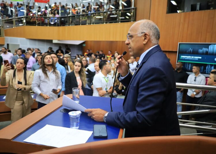 Sob vaias de servidores, Rogério Cruz diz ter sido o que mais fez em Goiânia