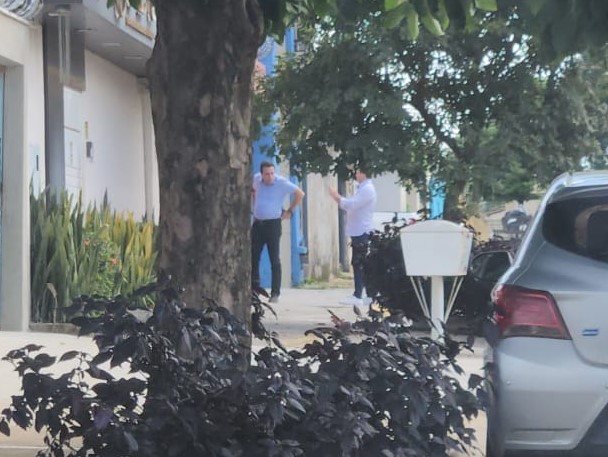 Os deputados Bruno Peixoto e Veter Martins chegaram juntos no local da reunião | Foto Folha Z
