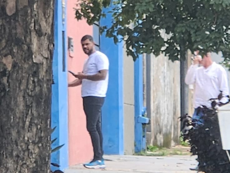 Romário Policarpo chegando no local do encontro entre lideranças | Foto: Folha Z